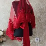 Boncuklu duvak ve kuşak. Kırmızı